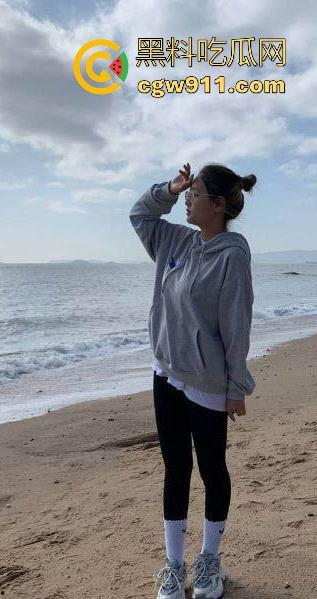 不是哥们你很难想象，这么瘦小的身材下竟然藏着这么丰满的巨乳，再搭配上她斯文的脸庞，很难想象如此反差！  第6张