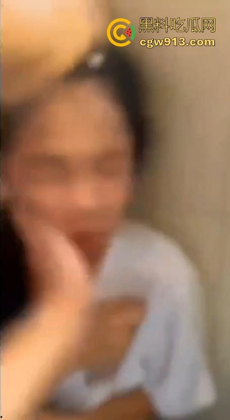 广西霸棱石桥中学霸凌事件曝光！八年纪多名女学生因琐事霸凌殴打一名小女生，这群人真他妈的不是人！  第3张