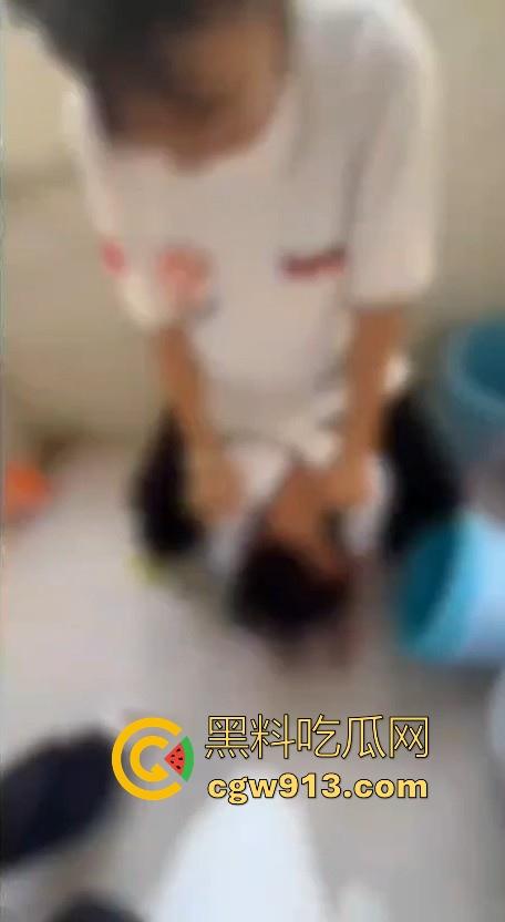 广西霸棱石桥中学霸凌事件曝光！八年纪多名女学生因琐事霸凌殴打一名小女生，这群人真他妈的不是人！  第5张