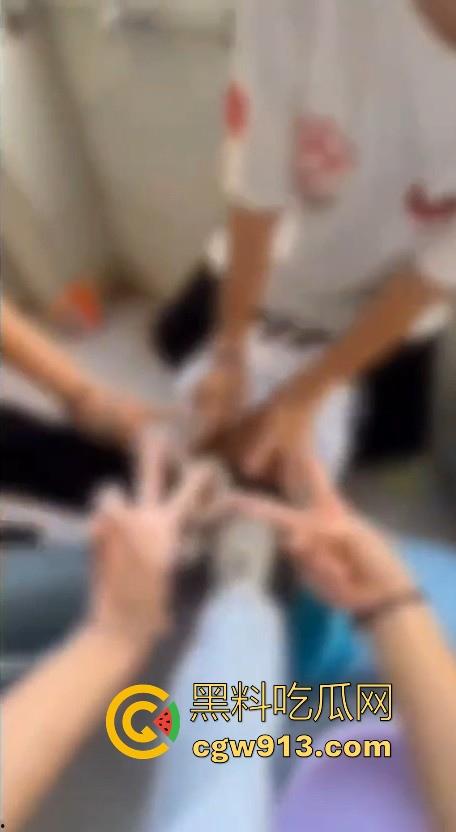 广西霸棱石桥中学霸凌事件曝光！八年纪多名女学生因琐事霸凌殴打一名小女生，这群人真他妈的不是人！  第6张