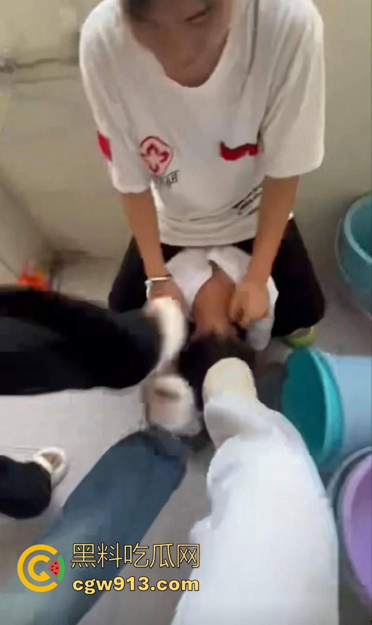 广西霸棱石桥中学霸凌事件曝光！八年纪多名女学生因琐事霸凌殴打一名小女生，这群人真他妈的不是人！  第7张
