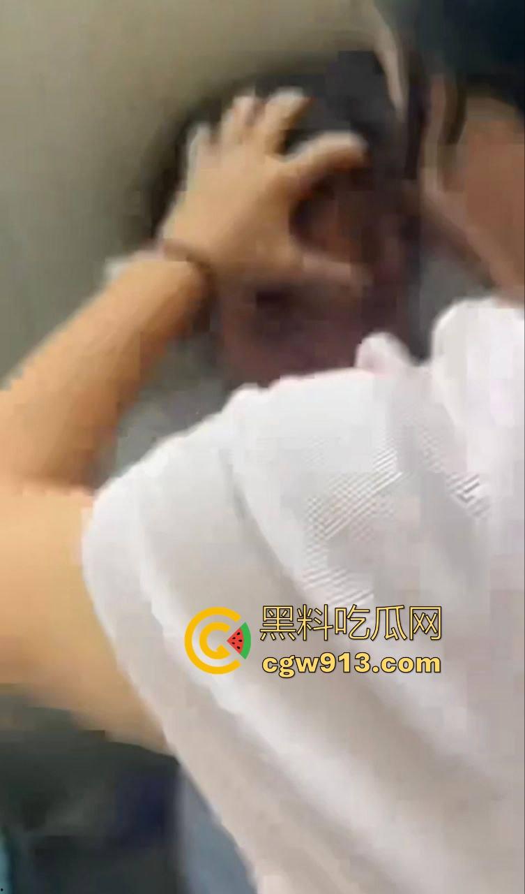 广西霸棱石桥中学霸凌事件曝光！八年纪多名女学生因琐事霸凌殴打一名小女生，这群人真他妈的不是人！  第8张