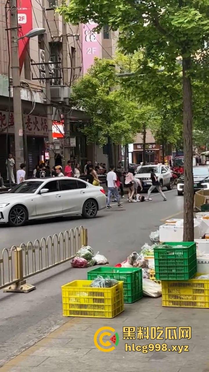 打架一时爽 脑袋嗡嗡响 河南郑州两泼社会青年暴力群殴 现场怎么还混入骚逼了？  第1张