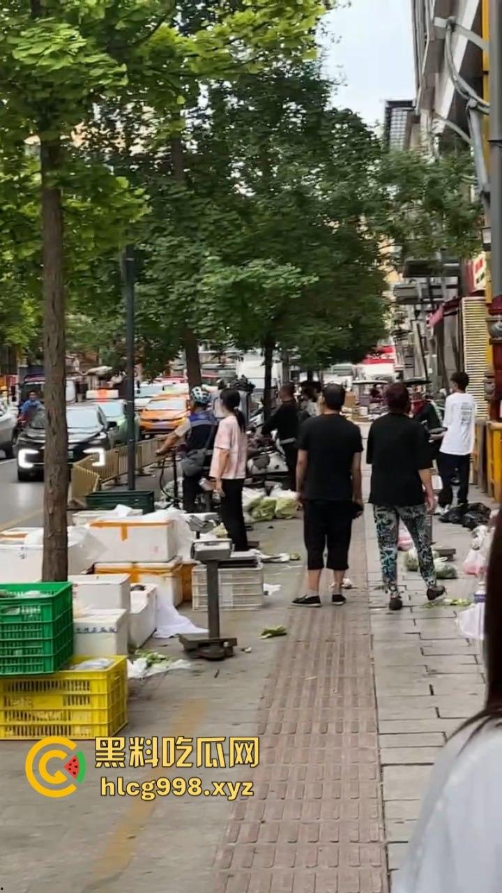 打架一时爽 脑袋嗡嗡响 河南郑州两泼社会青年暴力群殴 现场怎么还混入骚逼了？  第2张