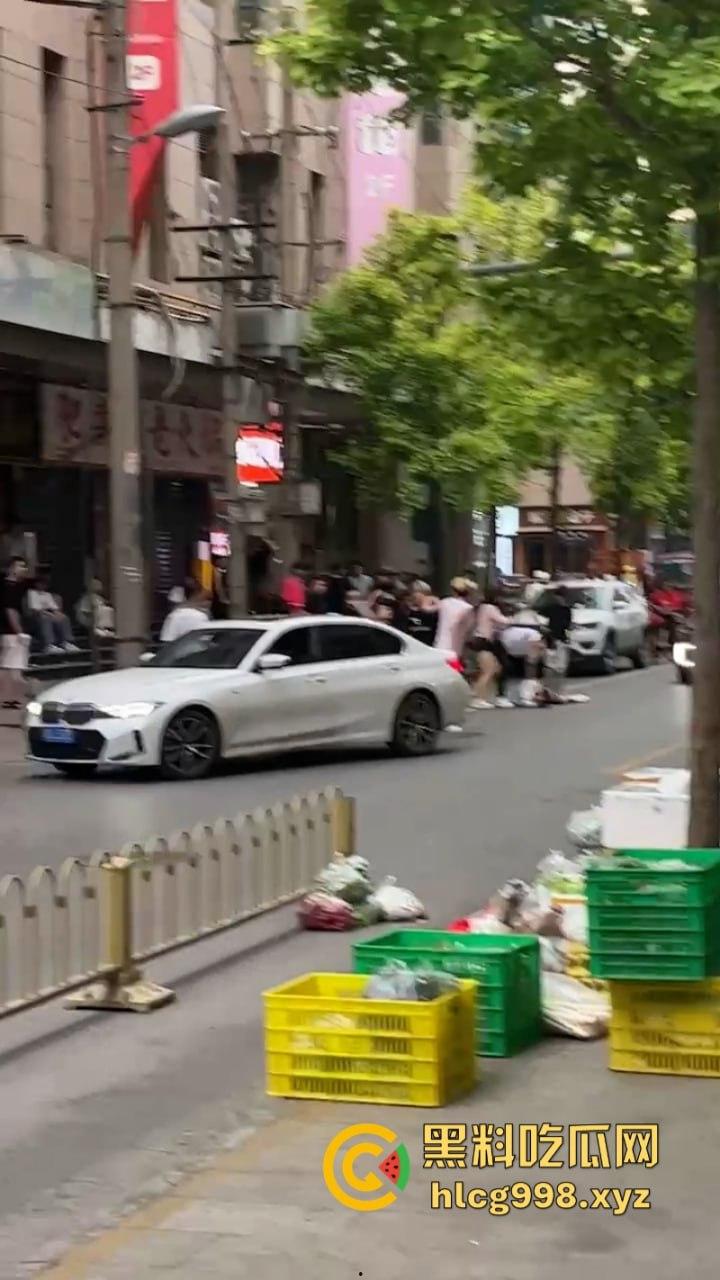 打架一时爽 脑袋嗡嗡响 河南郑州两泼社会青年暴力群殴 现场怎么还混入骚逼了？  第3张