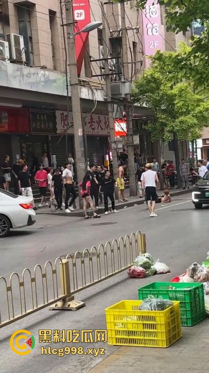 打架一时爽 脑袋嗡嗡响 河南郑州两泼社会青年暴力群殴 现场怎么还混入骚逼了？  第4张