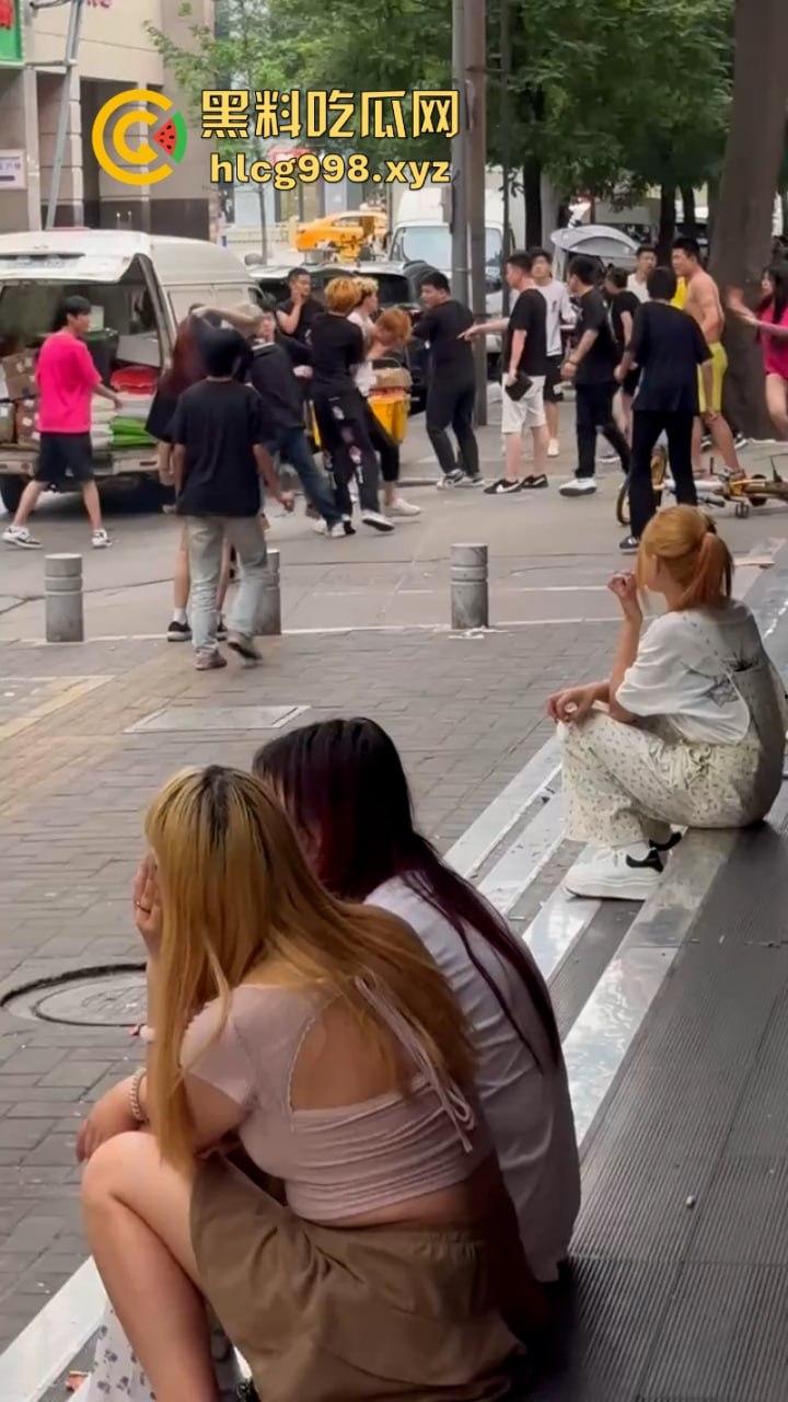 打架一时爽 脑袋嗡嗡响 河南郑州两泼社会青年暴力群殴 现场怎么还混入骚逼了？  第5张