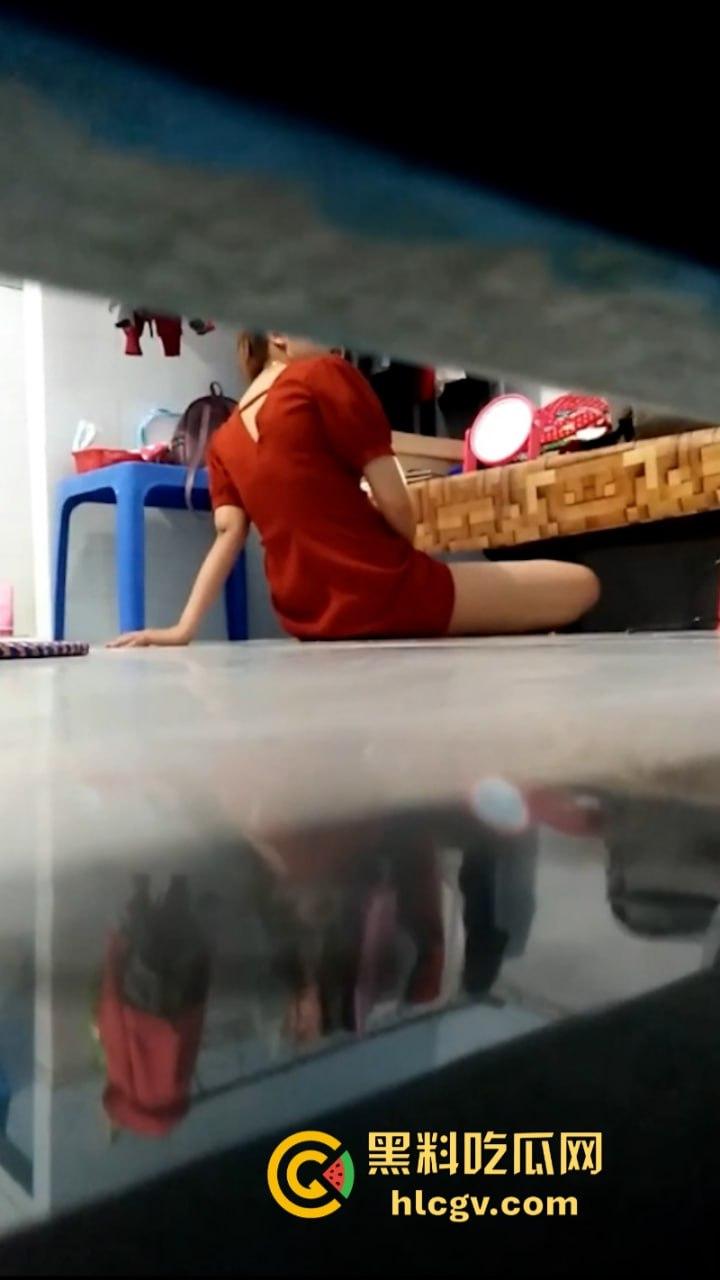 合租遇到性瘾学生妹 一天自慰五六回  床底真实偷拍妹子抠逼现场：看都看了，还不上来？ 第1张