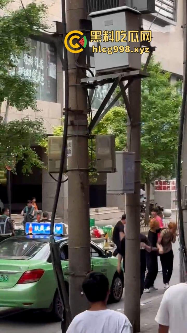 打架一时爽 脑袋嗡嗡响 河南郑州两泼社会青年暴力群殴 现场怎么还混入骚逼了？  第7张