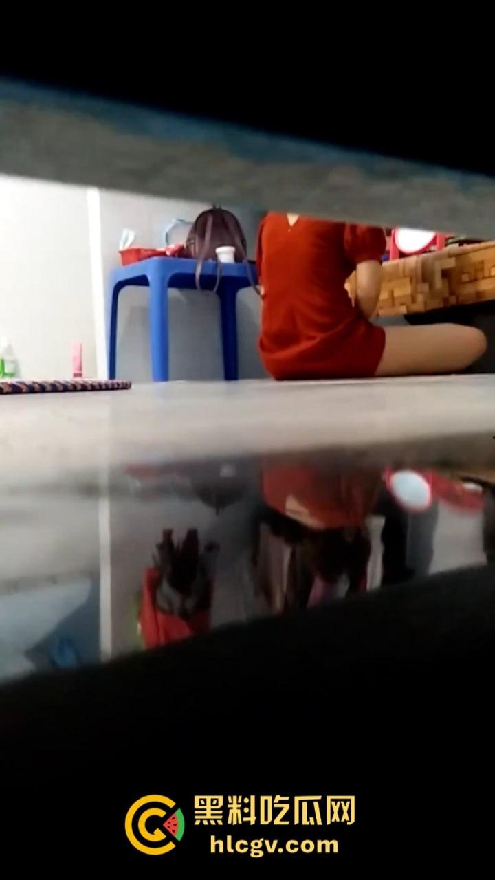 合租遇到性瘾学生妹 一天自慰五六回  床底真实偷拍妹子抠逼现场：看都看了，还不上来？ 第4张