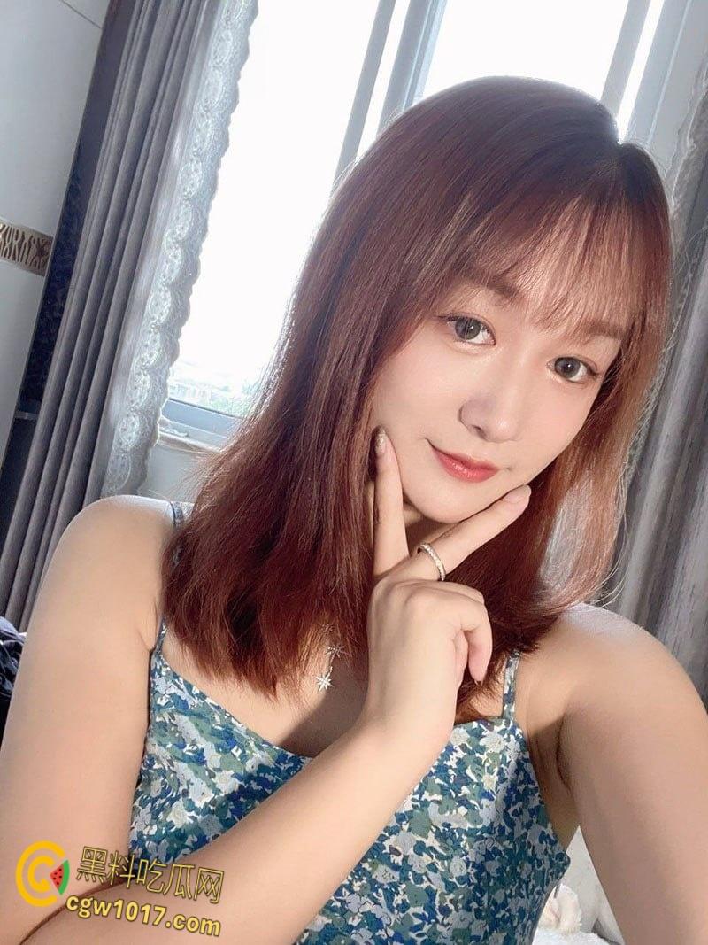 安徽女教师【崔欣丽】偷情学生家长被怒爆私密视频，深喉口交掰逼特写，反差教师黑洞深不可测！  第1张