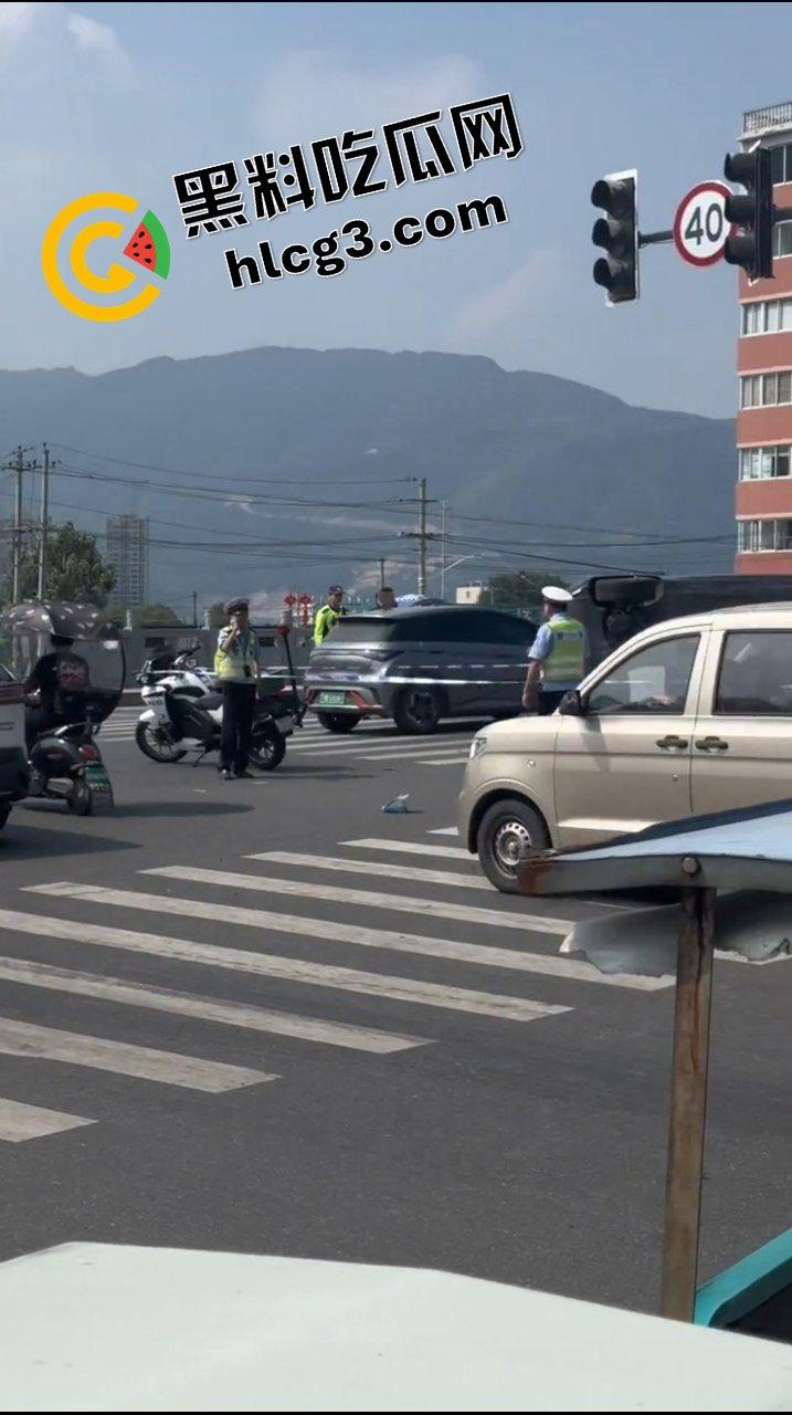 浙江乐清虹桥 特斯拉闯红灯突然加速冲撞电瓶车 造成3人重伤！监控实拍狼藉场面  第3张