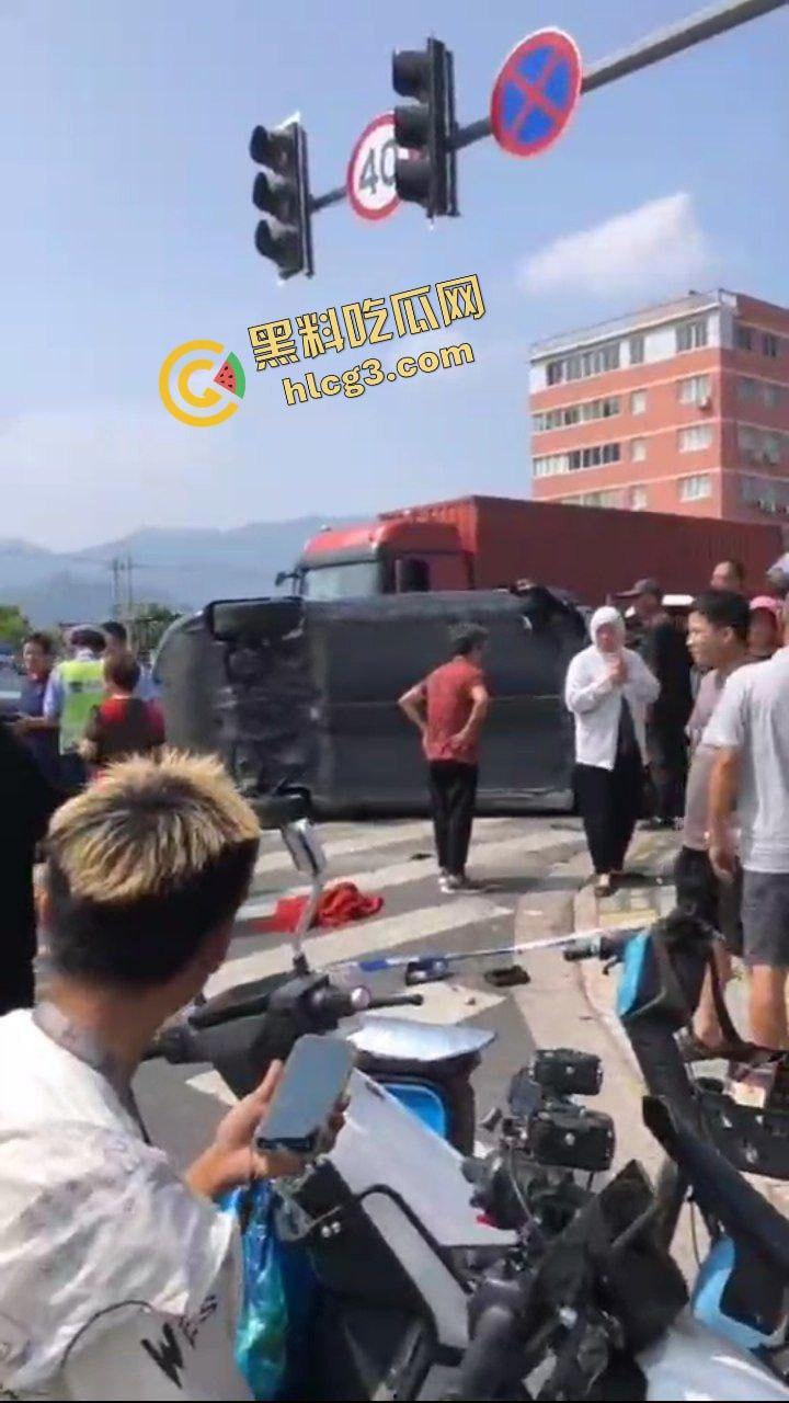 浙江乐清虹桥 特斯拉闯红灯突然加速冲撞电瓶车 造成3人重伤！监控实拍狼藉场面  第5张