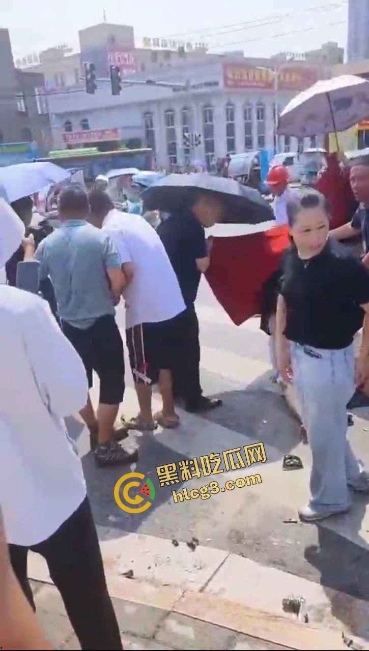 浙江乐清虹桥 特斯拉闯红灯突然加速冲撞电瓶车 造成3人重伤！监控实拍狼藉场面  第6张