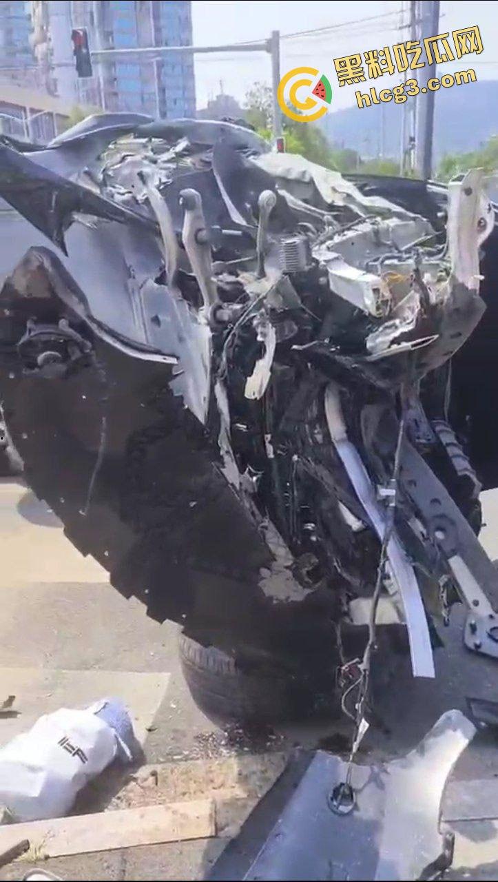 浙江乐清虹桥 特斯拉闯红灯突然加速冲撞电瓶车 造成3人重伤！监控实拍狼藉场面  第7张
