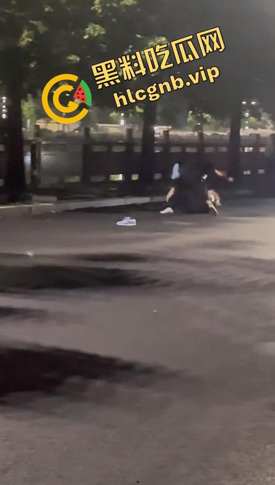 广西两精神小伙为爱街头打架，鞋子都飞了！旁边还有人敲锣打鼓助威！  第1张