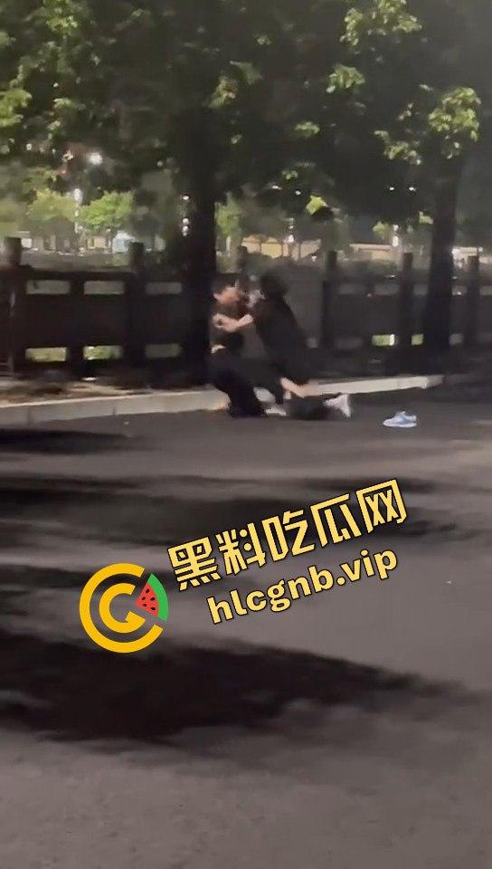 广西两精神小伙为爱街头打架，鞋子都飞了！旁边还有人敲锣打鼓助威！  第5张