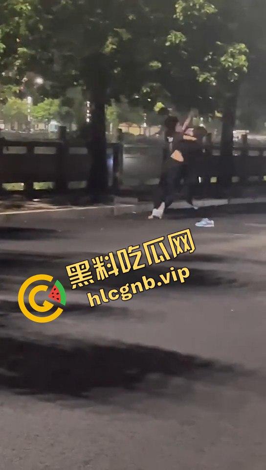 广西两精神小伙为爱街头打架，鞋子都飞了！旁边还有人敲锣打鼓助威！  第9张