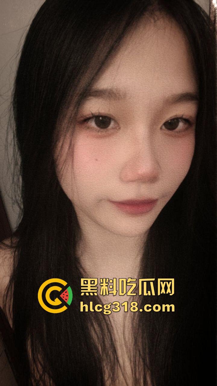 吃火锅吃到一半怎么说喷水就喷水啊！色情男女边吃火锅边抠穴，淫水横飞四溅，还是城里人会玩！  第1张