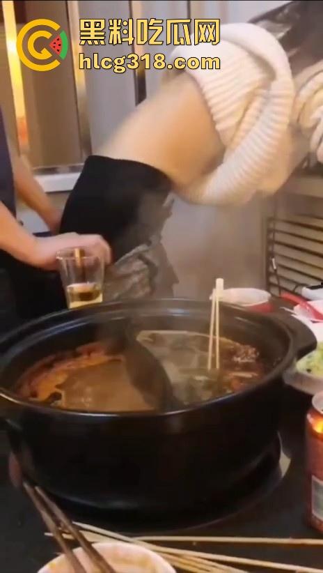 吃火锅吃到一半怎么说喷水就喷水啊！色情男女边吃火锅边抠穴，淫水横飞四溅，还是城里人会玩！  第3张