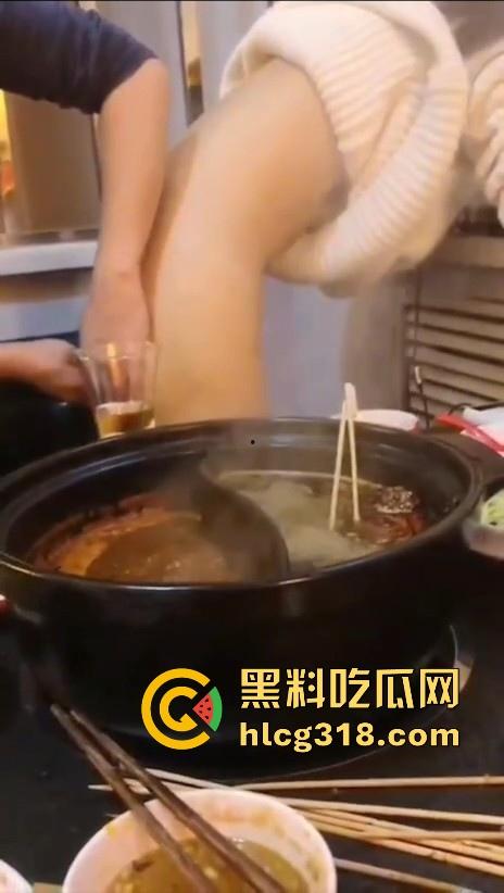 吃火锅吃到一半怎么说喷水就喷水啊！色情男女边吃火锅边抠穴，淫水横飞四溅，还是城里人会玩！  第4张