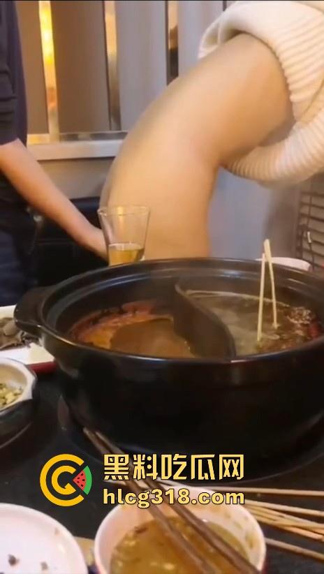 吃火锅吃到一半怎么说喷水就喷水啊！色情男女边吃火锅边抠穴，淫水横飞四溅，还是城里人会玩！  第5张