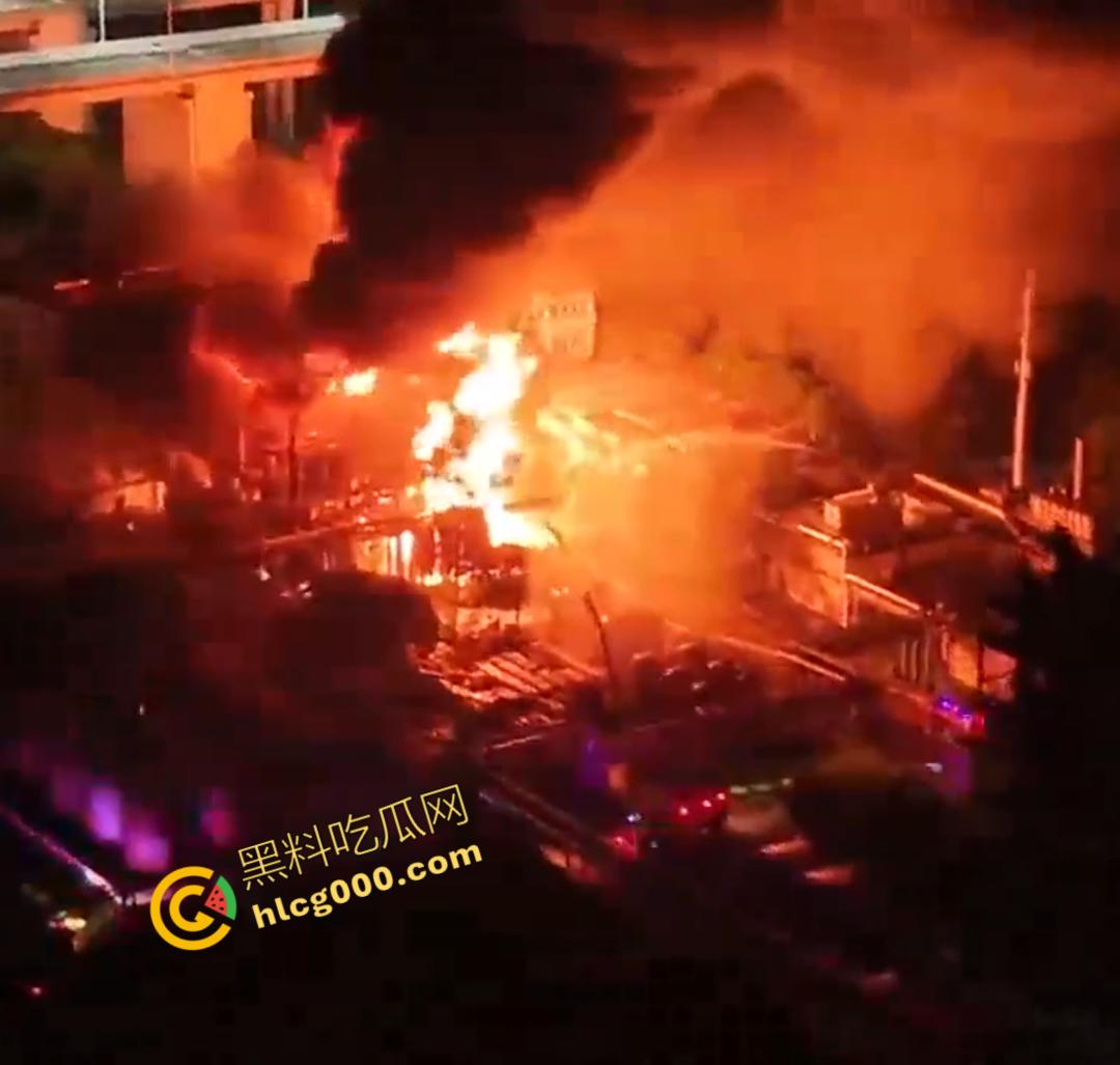 厦门海沧区发生重大火灾！从白天烧到晚上，画面震憾堪比导弹爆炸，蘑菇云不断冒出，惹得人心惶惶  第4张