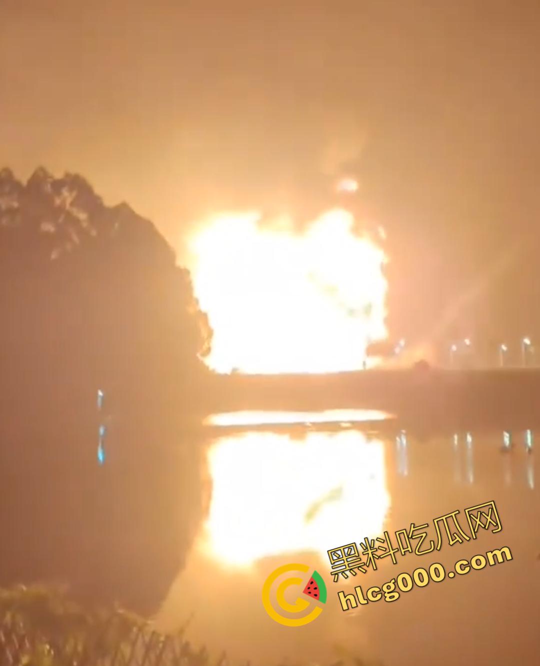 厦门海沧区发生重大火灾！从白天烧到晚上，画面震憾堪比导弹爆炸，蘑菇云不断冒出，惹得人心惶惶  第8张