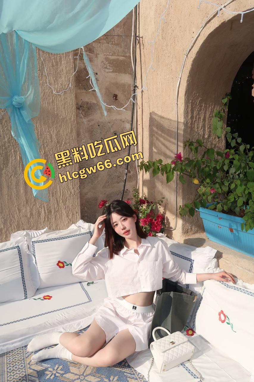 KTV艳遇升级为连环爆操，富哥点了个公主开口惊艳，半首歌还没唱完就自己跪下吃鸡！  第1张