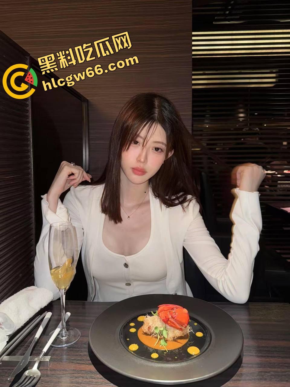 KTV艳遇升级为连环爆操，富哥点了个公主开口惊艳，半首歌还没唱完就自己跪下吃鸡！  第3张