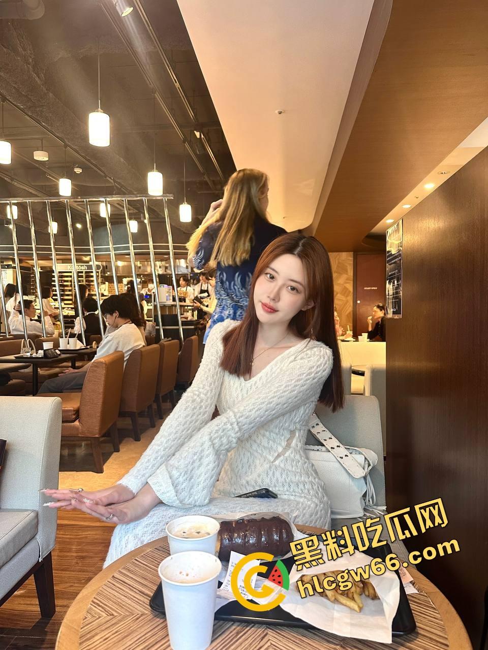 KTV艳遇升级为连环爆操，富哥点了个公主开口惊艳，半首歌还没唱完就自己跪下吃鸡！  第5张