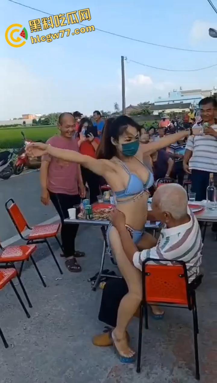 淫乱促销炸裂现场，骚女坐怀磨胸勾老头，道德沦丧爽到喷血！  第2张