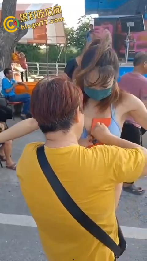 淫乱促销炸裂现场，骚女坐怀磨胸勾老头，道德沦丧爽到喷血！  第7张