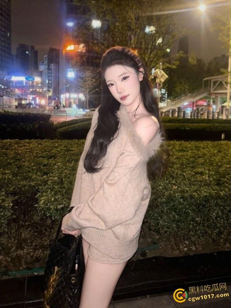 上海骚母狗【李锦怡】被男友疯狂爆操，大奶乳交娴熟口活一流，无套后入抽插，屁股被打得通红！  第2张