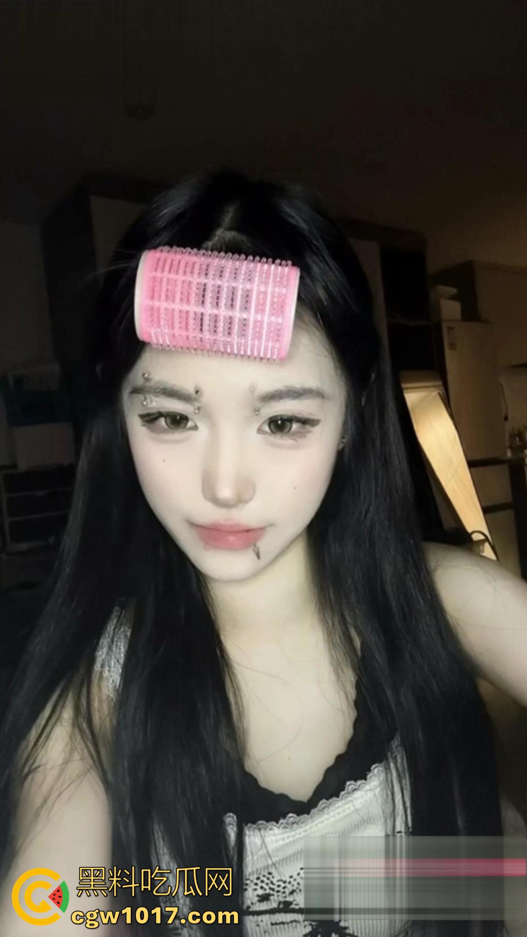 推特顶级网红微密圈福利视频流出！高颜御姐穿着情趣黑丝开裆袜自慰，高潮时淫水喷三米远！  第2张