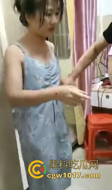 奸夫淫妇正脱衣干正事惨遭老公上门捉奸！小情人身穿内裤被牢牢控制在床上不能动，女发疯吵起来有理了是吧！  第3张