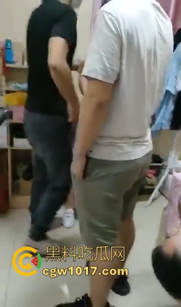 奸夫淫妇正脱衣干正事惨遭老公上门捉奸！小情人身穿内裤被牢牢控制在床上不能动，女发疯吵起来有理了是吧！  第7张