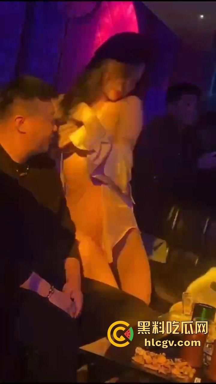 几兄弟酒吧实战，兄弟被妹子逼都蹭脸上了不敢动手！另一边恨不得长两嘴，轮番亲到脸上满是口水！  第1张