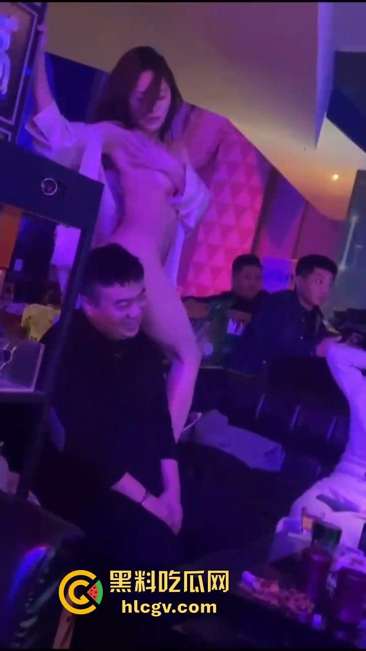 几兄弟酒吧实战，兄弟被妹子逼都蹭脸上了不敢动手！另一边恨不得长两嘴，轮番亲到脸上满是口水！  第5张