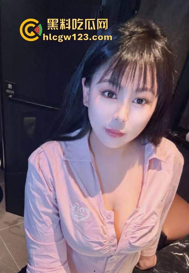 海角乱伦大神 我的巨乳亲表姐 新作 亲小姑黑丝足交榨精 骚穴被打桩猛操 爽到爆炸！  第3张