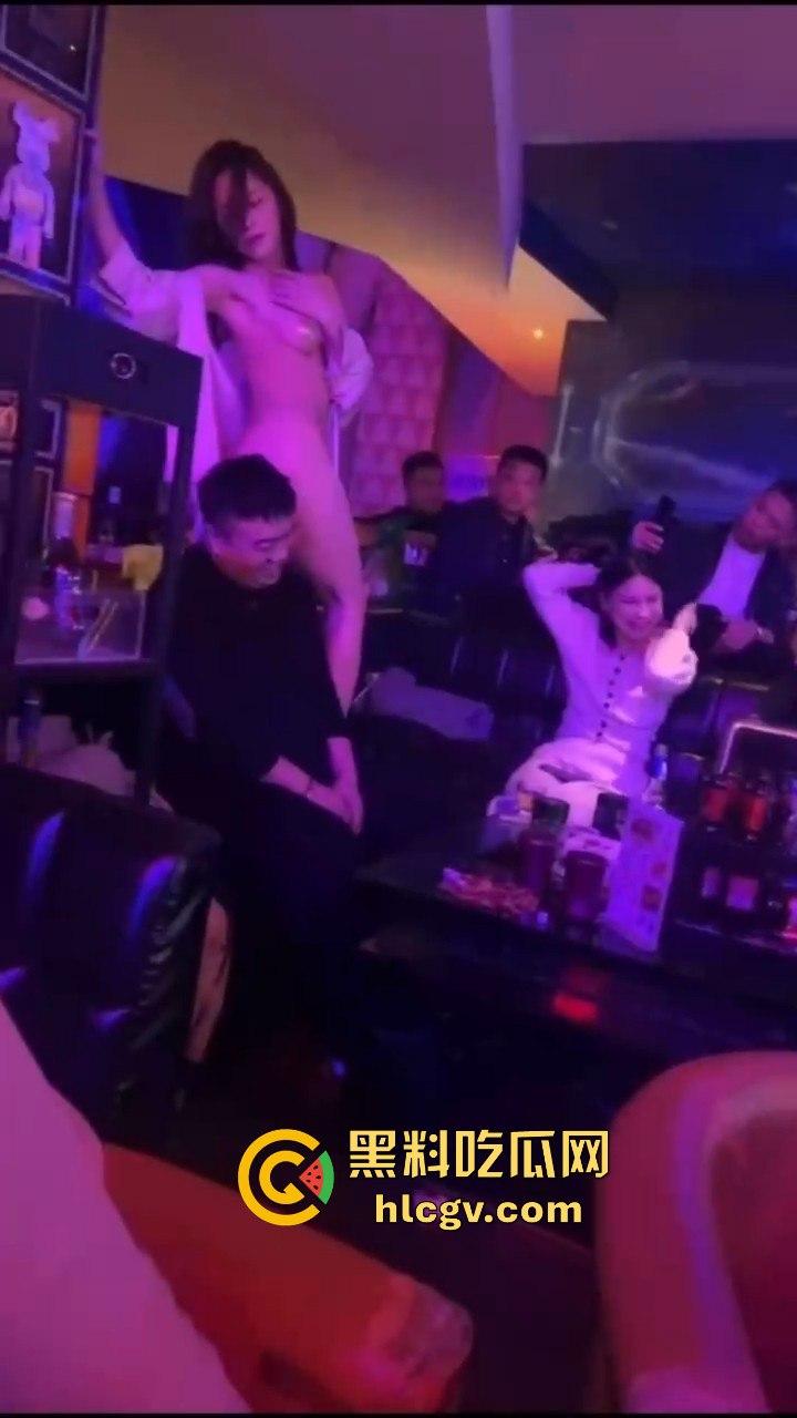 几兄弟酒吧实战，兄弟被妹子逼都蹭脸上了不敢动手！另一边恨不得长两嘴，轮番亲到脸上满是口水！  第10张