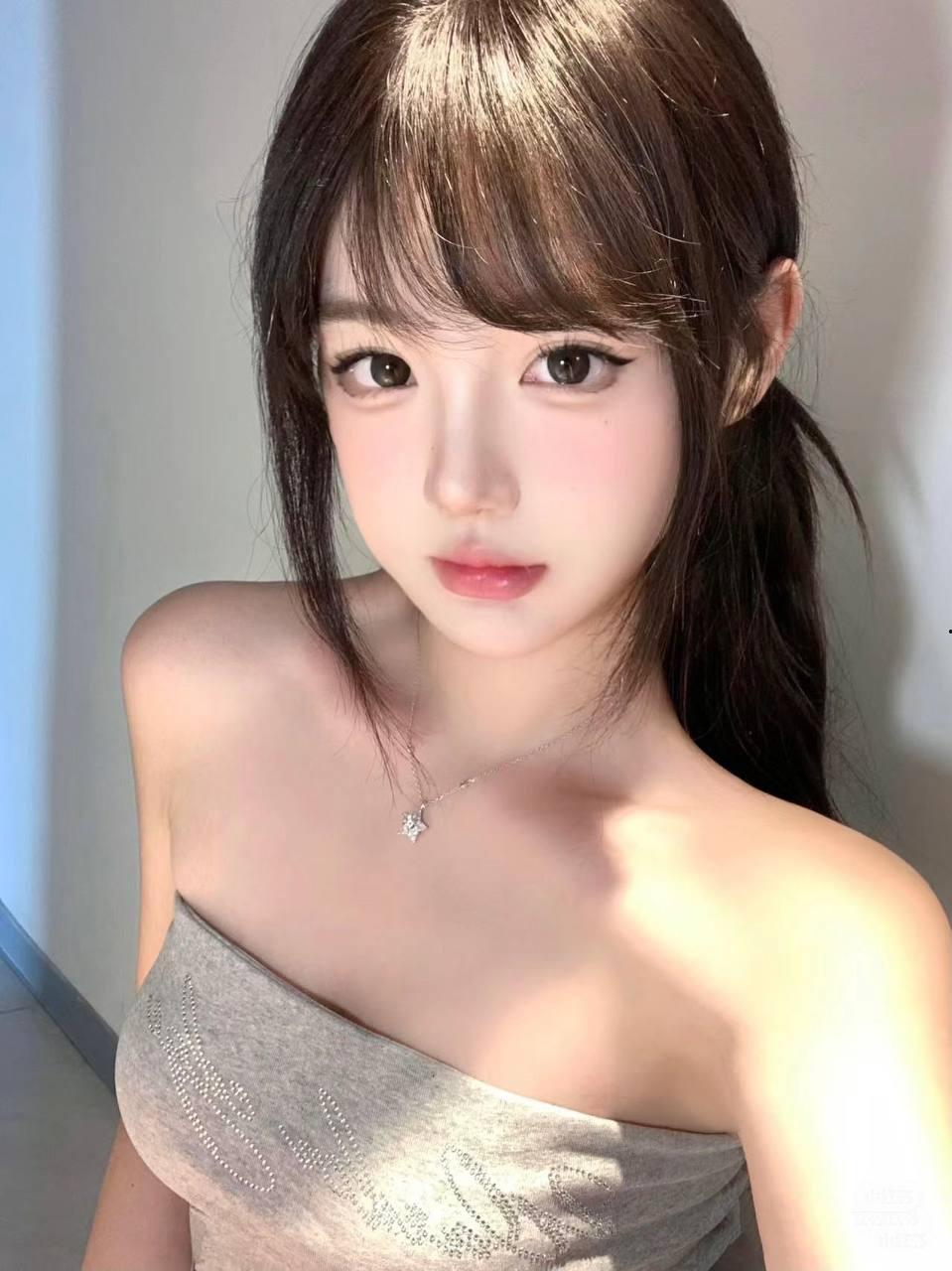 平日里的校园女神，娇羞似情窦初开，趴在落地窗前后入爆操，白虎嫩穴不断吸吮肉棒，主动张嘴被口爆吞精！  第1张