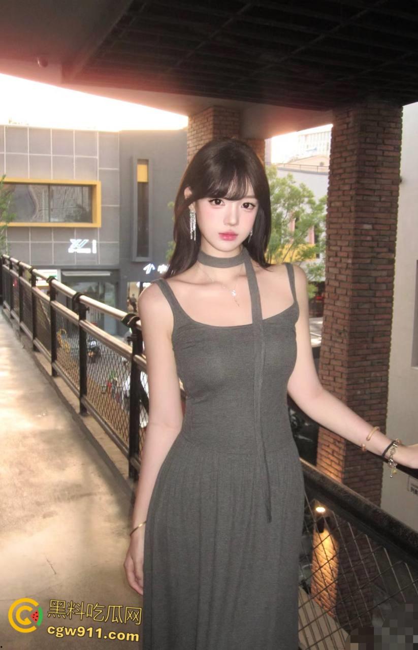 平日里的校园女神，娇羞似情窦初开，趴在落地窗前后入爆操，白虎嫩穴不断吸吮肉棒，主动张嘴被口爆吞精！  第2张