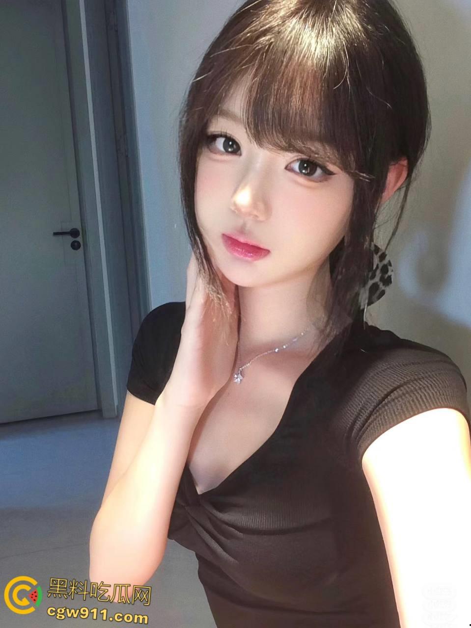 平日里的校园女神，娇羞似情窦初开，趴在落地窗前后入爆操，白虎嫩穴不断吸吮肉棒，主动张嘴被口爆吞精！  第3张