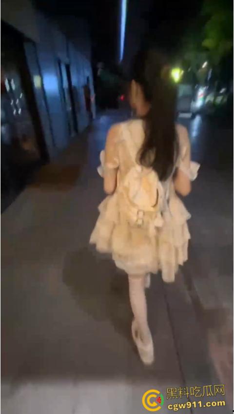 平日里的校园女神，娇羞似情窦初开，趴在落地窗前后入爆操，白虎嫩穴不断吸吮肉棒，主动张嘴被口爆吞精！  第4张