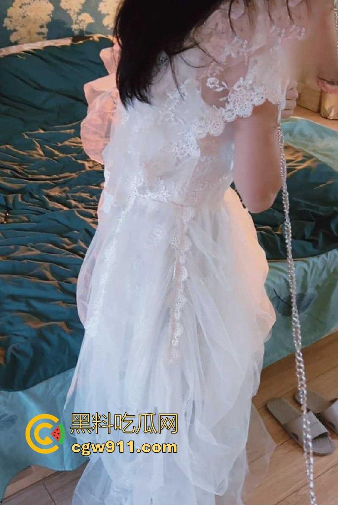 海角乱伦！极品妹妹性感婚纱下竟隐藏着母狗属性，被哥哥拴狗链按头口交场面淫荡不堪！  第2张