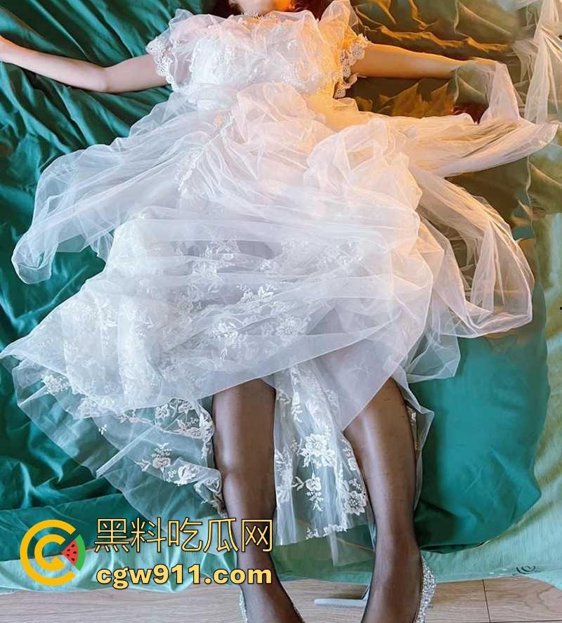 海角乱伦！极品妹妹性感婚纱下竟隐藏着母狗属性，被哥哥拴狗链按头口交场面淫荡不堪！  第3张