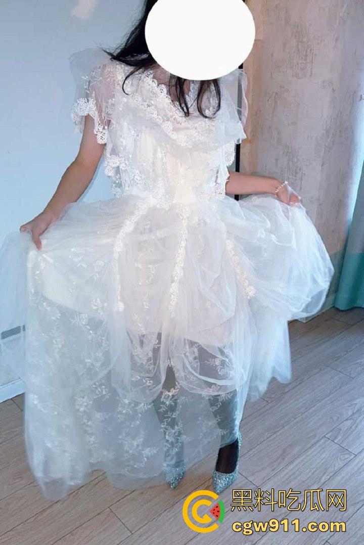 海角乱伦！极品妹妹性感婚纱下竟隐藏着母狗属性，被哥哥拴狗链按头口交场面淫荡不堪！  第4张