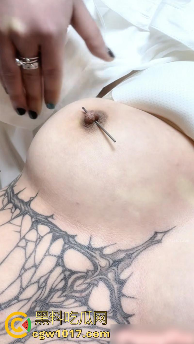 主人的新任务，反差黄毛精神小妹【puppy】，为讨好主人给奶头扎穿孔，安装乳钉撕心尖叫，玩的真野性啊！  第1张