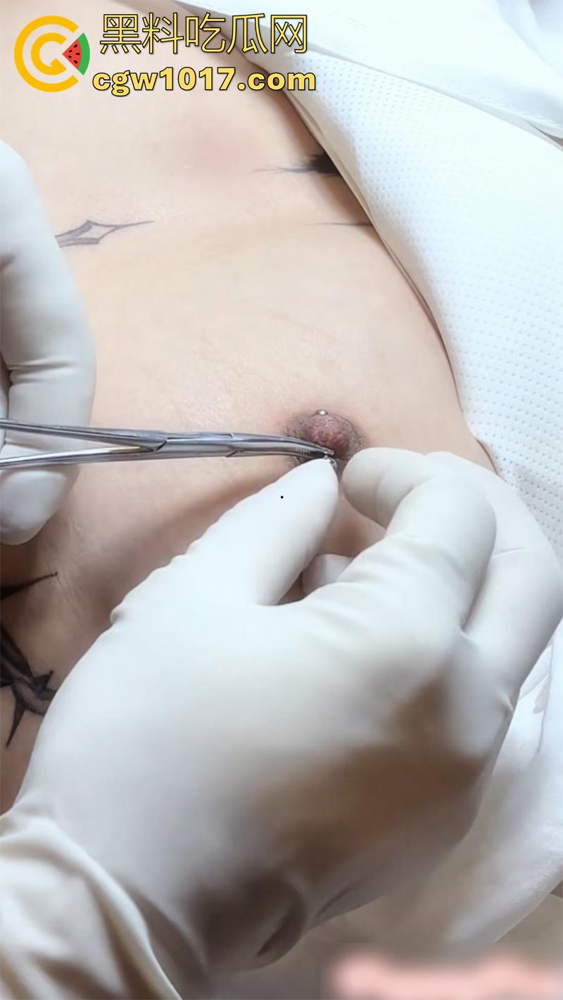 主人的新任务，反差黄毛精神小妹【puppy】，为讨好主人给奶头扎穿孔，安装乳钉撕心尖叫，玩的真野性啊！  第6张